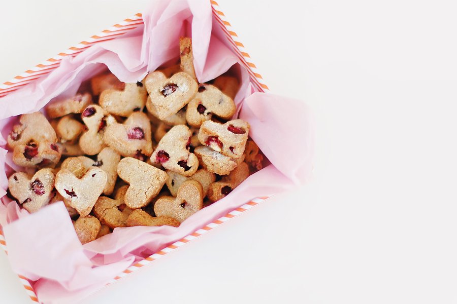 10 itty bitty tiny Heart Valentine’s Day Dog Treats Feb 11, · Valentine’s Day Dog Treats. Both strawberries and coconut oil are good for your dog. Strawberries are full of antioxidants, vitamin C and fiber. Coconut oil has anitfungal, antibiotic and antiviral properties. You can read more about the benefits of coconut oil on Dogs Naturally Magazine. They caution you to only give you dog 1 teaspoon per 10lbs per 694qusujiwuxi.mlgs: