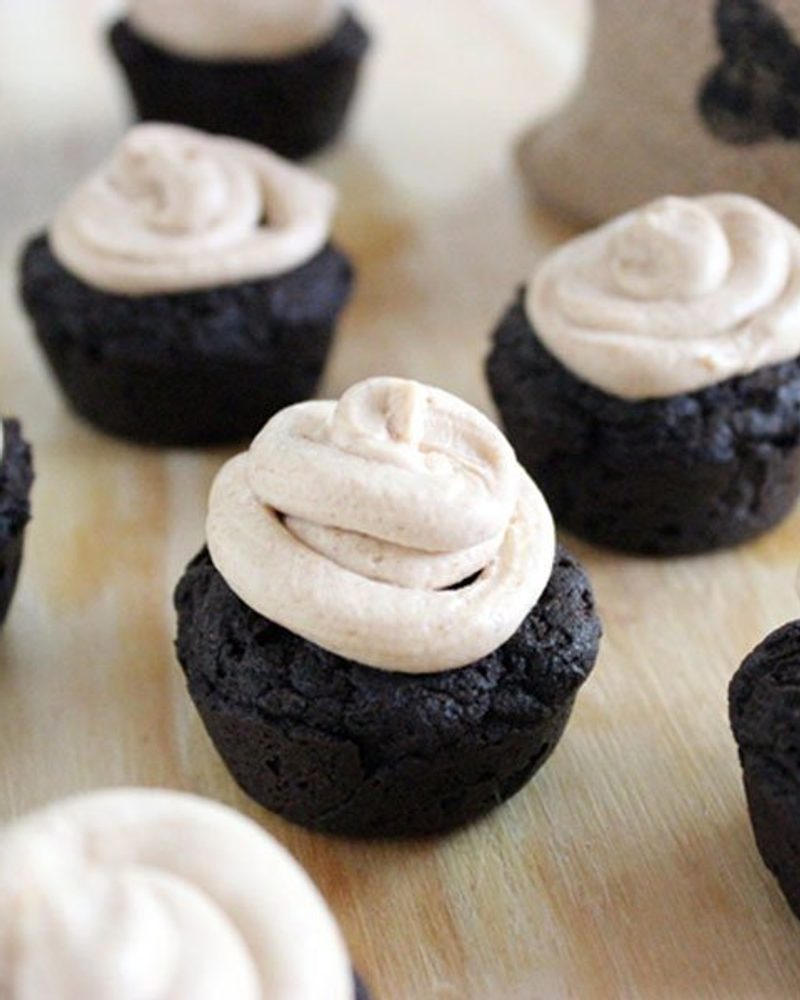 Simple and tasty carob pupcakes dog treat recipe for your dog that you can make in less than 15 minutes! Featuring all natural ingredients - get the free tutorial here.